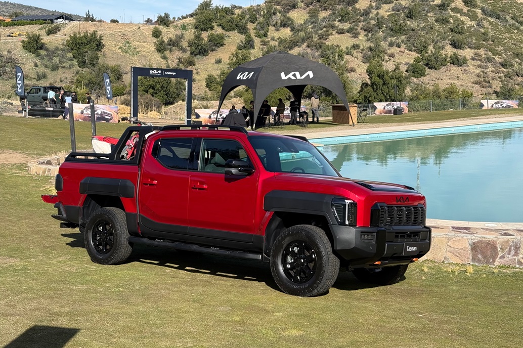 Kia Tasman roja