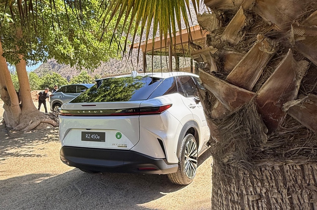 Lexus RZ450e blanco zaga