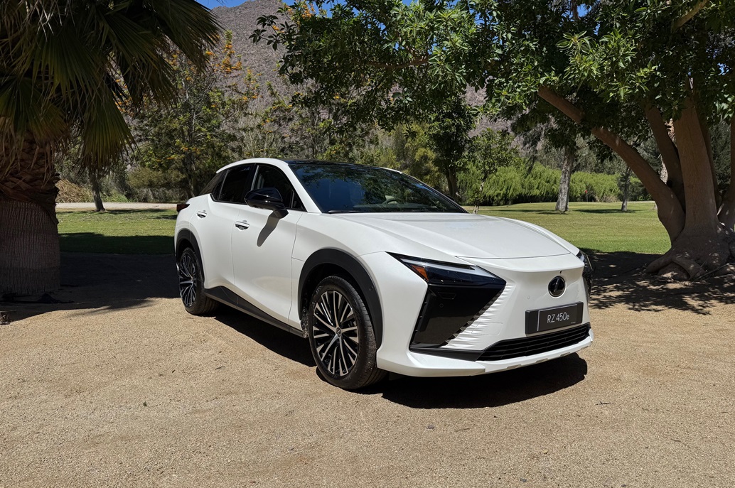 Lexus RZ450e blanco