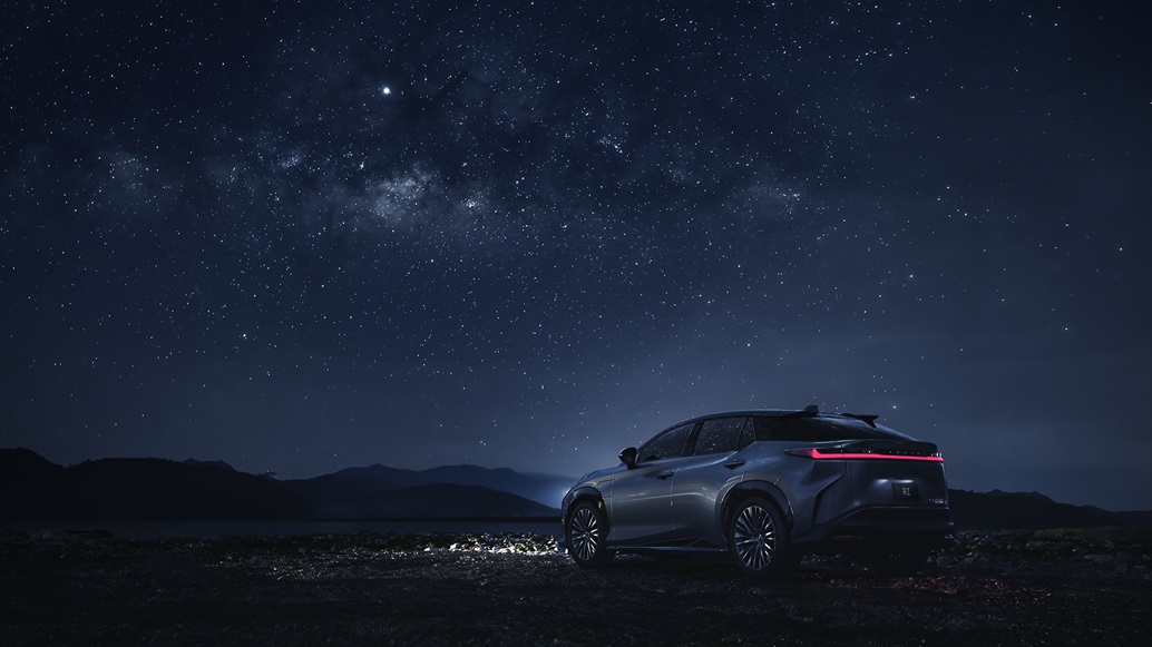 Lexus RZ noche