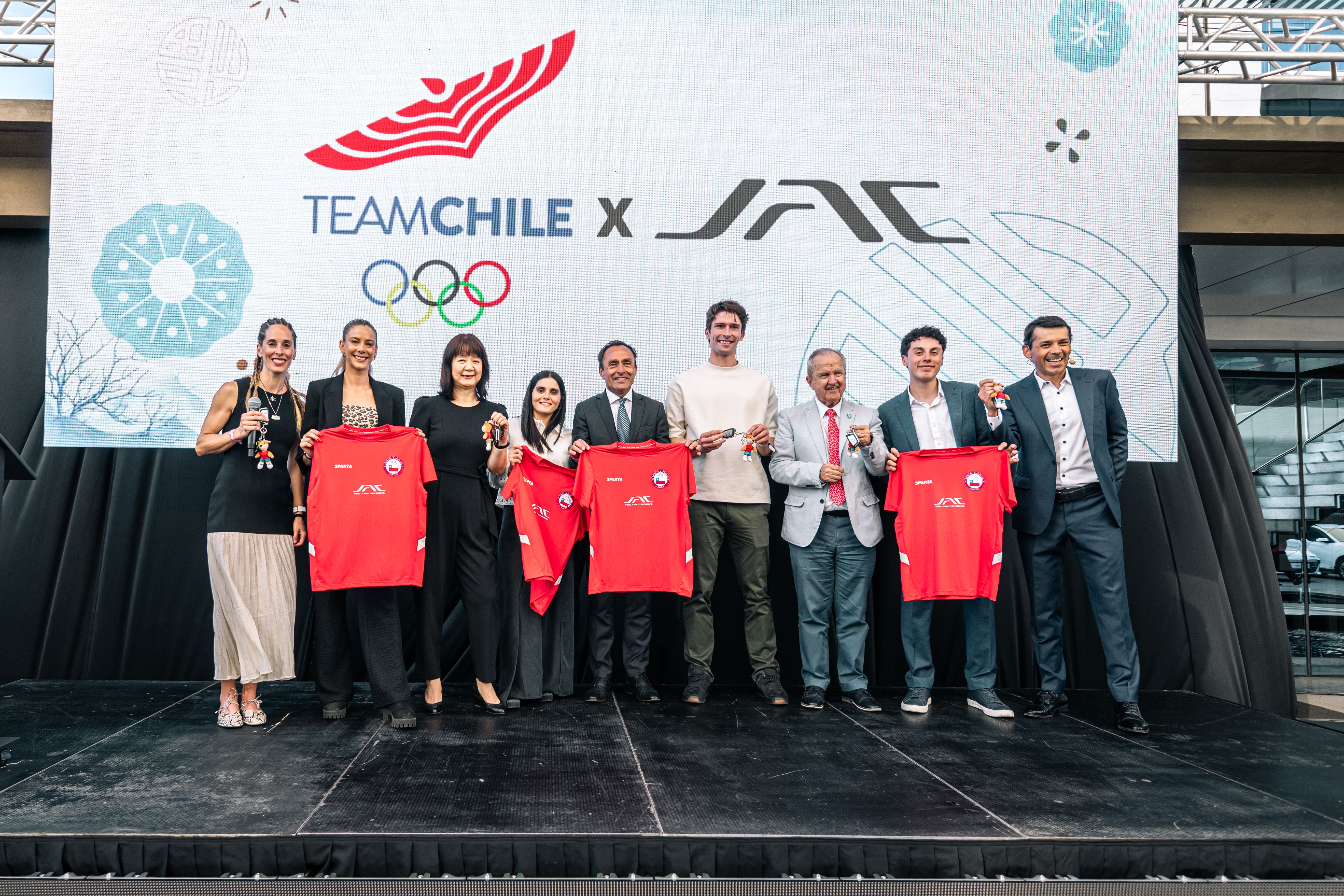 JAC renueva su gama de camionetas y sella alianza con el Team Chile