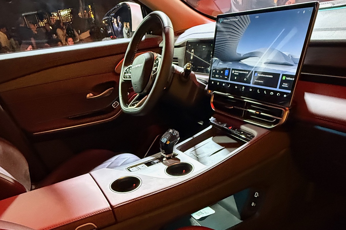 Soueast S09 interior