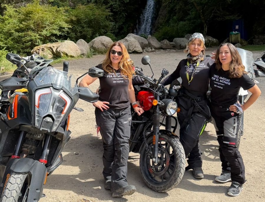 Trío de mujeres realizan travesía en motocicleta en el extremo sur de Chile