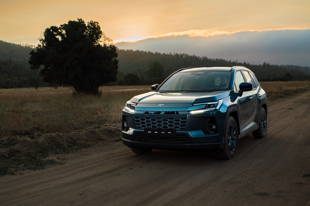 Toyota RAV4: el SUV más vendido del mundo evoluciona con versiones bencineras e híbridas