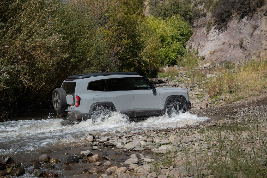 Deepal G318 cruzando el río