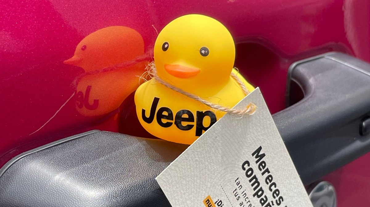 Jeep Ducking: un gesto simple que convirtió al patito de goma en símbolo global de comunidad