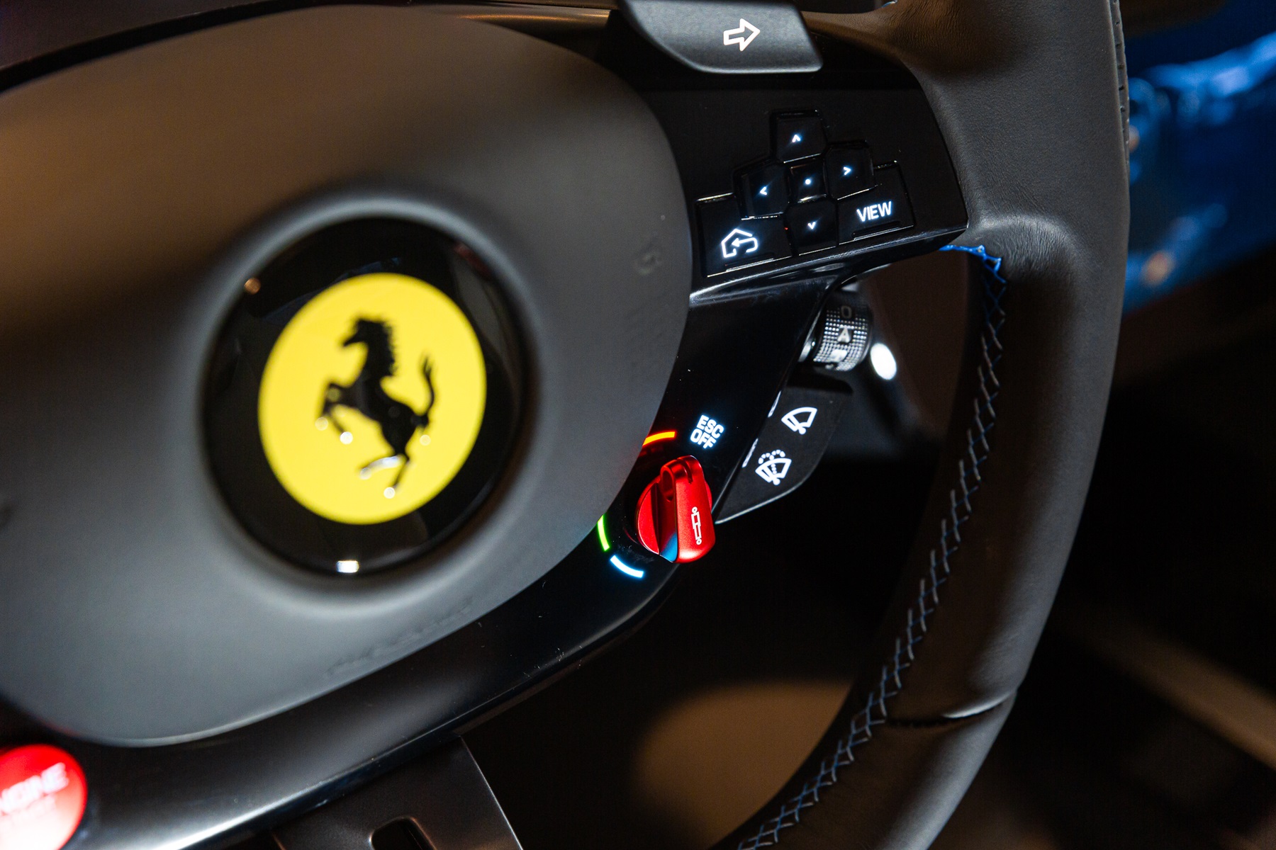 Ferrari Amalfi detalle volante