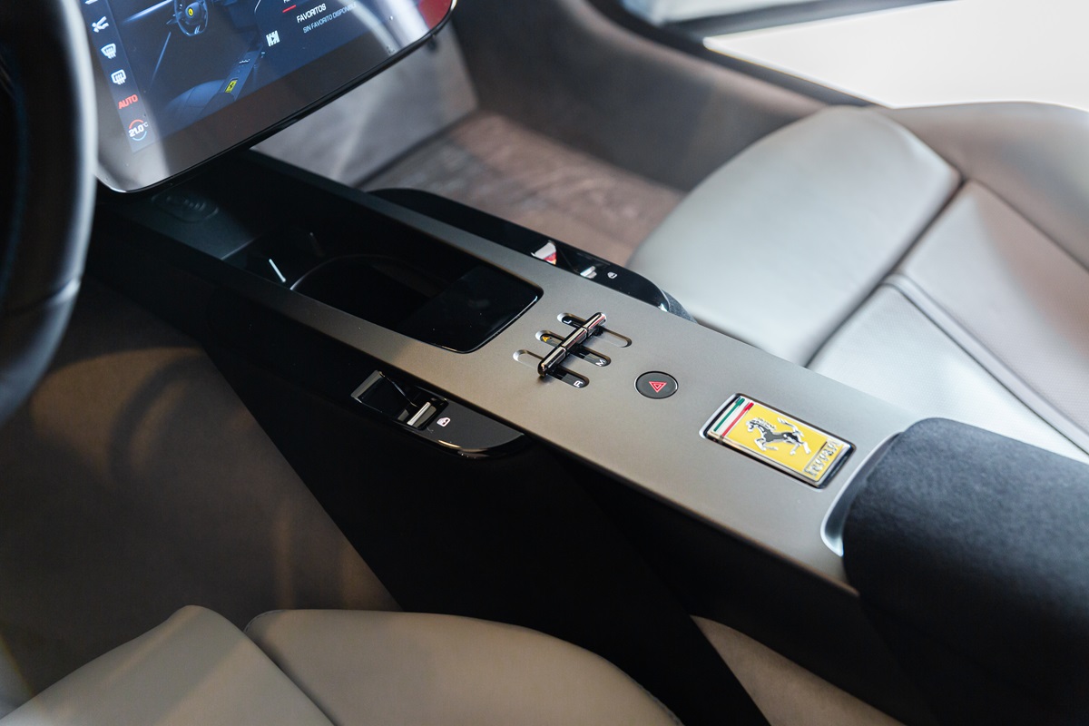 Ferrari Amalfi panel central