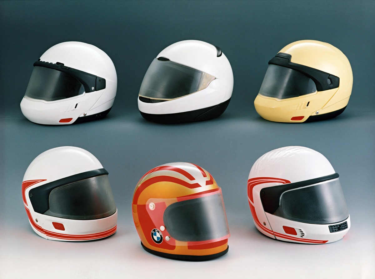 BMW Motorrad celebra 50 años de innovación en cascos y accesorios
