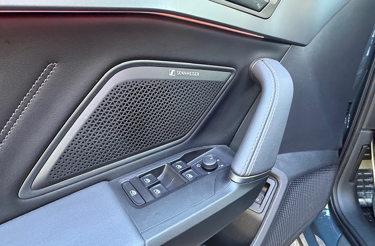 Cupra Formento e Hybrid puerta